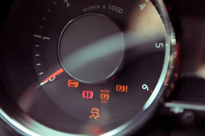 Painel de carro com luzes de advertência do freio ABS e controle de estabilidade acesas