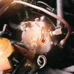Motor de carro com destaque para o sensor de temperatura, ilustrado com ícone de termômetro indicando aquecimento.