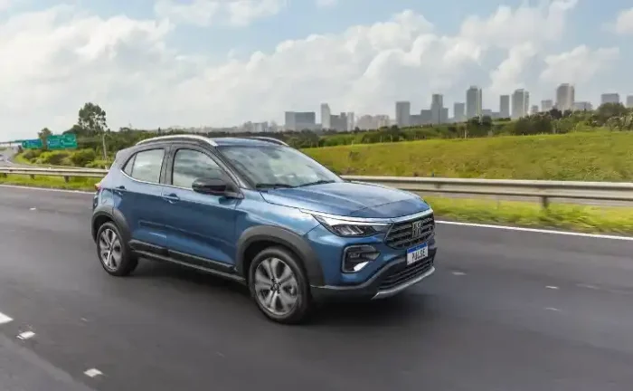 Fiat Pulse Hybrid azul em movimento na estrada, destacando o consumo do Pulse Hybrid