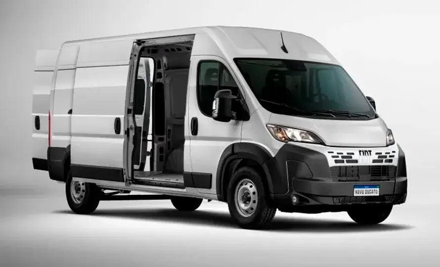 Fiat Ducato branca com porta lateral aberta, mostrando o modelo disponível na venda direta para empresas e frotistas.