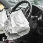 Airbag fontal acionado no interior de um carro após colisão