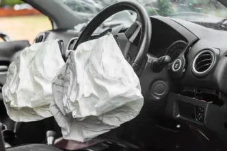 Airbag fontal acionado no interior de um carro após colisão