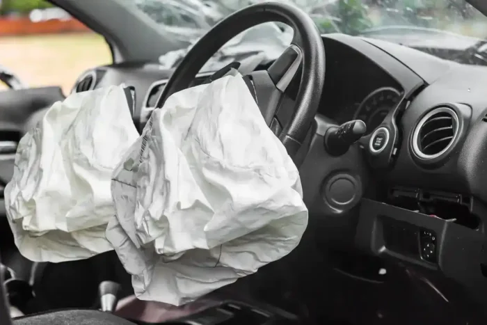 Airbag fontal acionado no interior de um carro após colisão