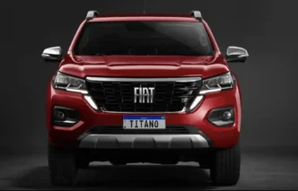Fiat Titano vermelha vista de frente com grade robusta e farol de LED em destaque