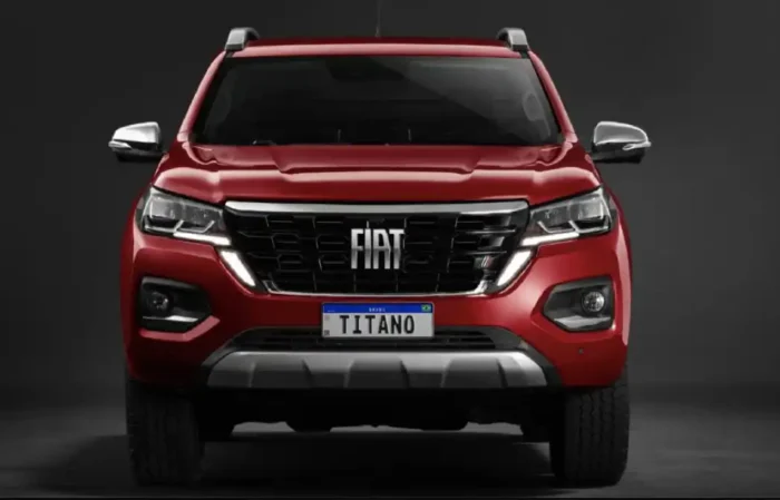 Fiat Titano vermelha vista de frente com grade robusta e farol de LED em destaque