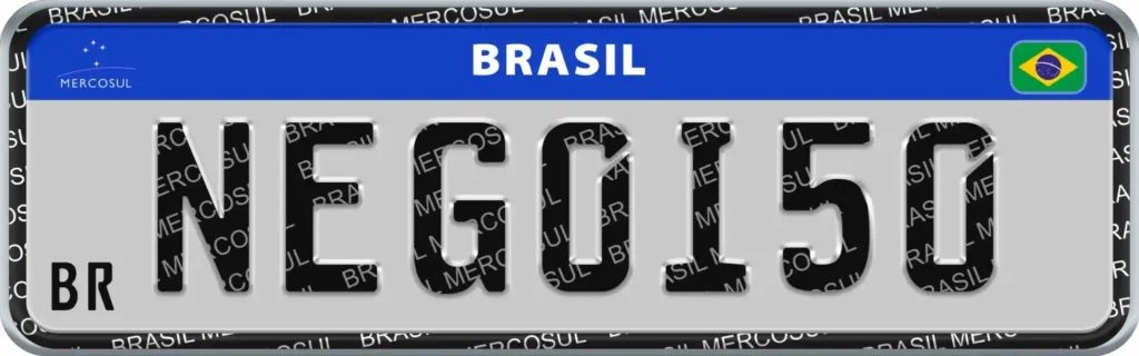 Placa Mercosul Brasil Placa padrão Mercosul do Brasil com fundo cinza, faixa azul superior e bandeira brasileira no canto direito.