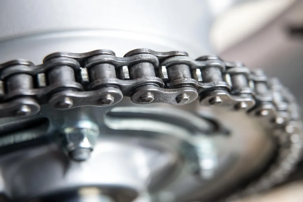 Corrente de comando automotiva Corrente de comando metálica instalada em motor automotivo em detalhe