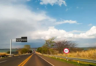 Faixa contínua com sinalização: ultrapassar aqui pode gerar multa por ultrapassar em faixa contínua.