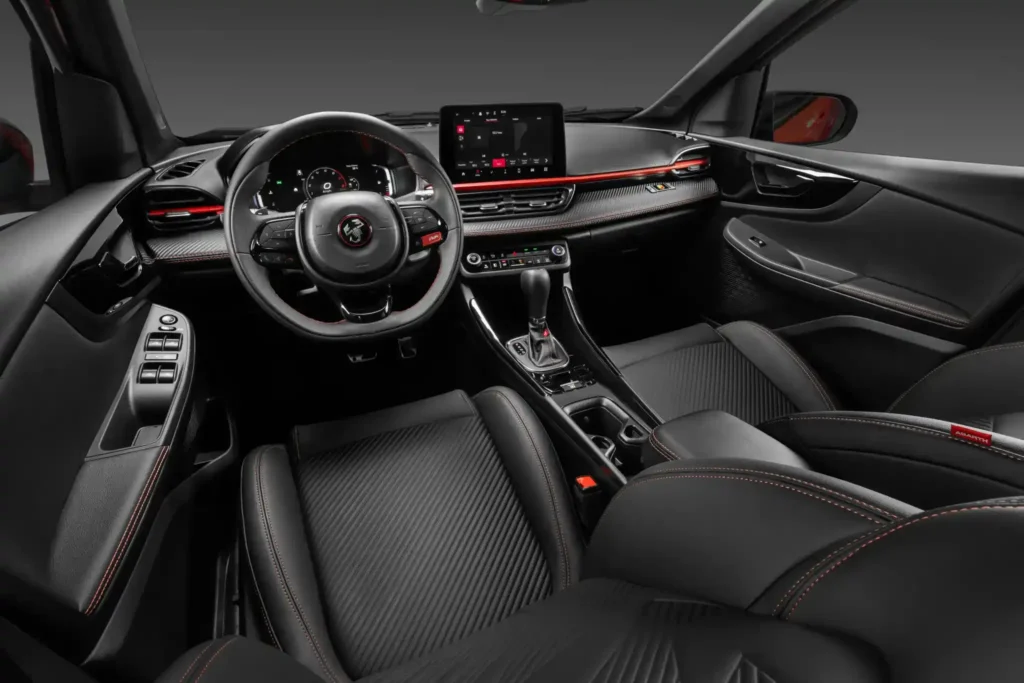 Interior do Fiat Fastback Abarth com acabamento esportivo e painel tecnológico