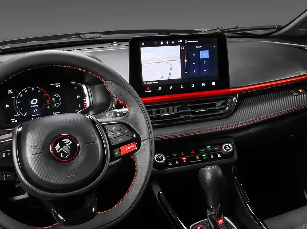 Painel e volante do Fiat Pulse Abarth com detalhes esportivos em vermelho