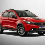 Fiat Argo 2026 vermelho em estúdio, destacando design moderno, detalhes esportivos e visual renovado do modelo.