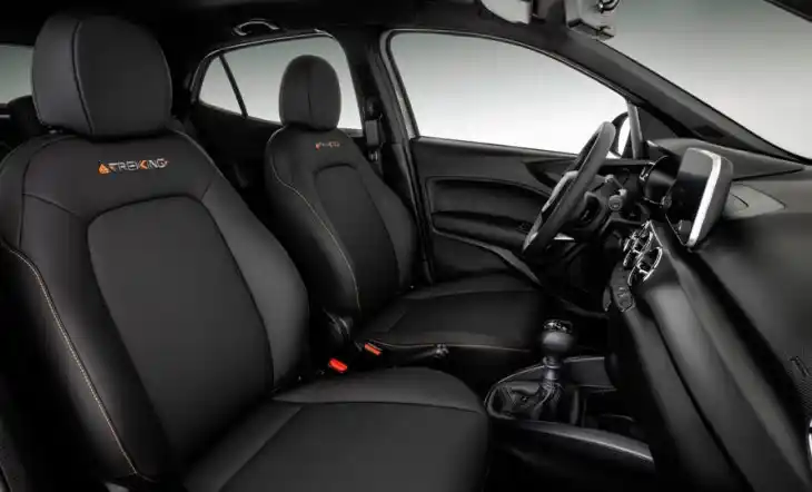 Interior do Fiat Argo 2026 com bancos Trekking e painel moderno, destacando acabamento escuro e design funcional.