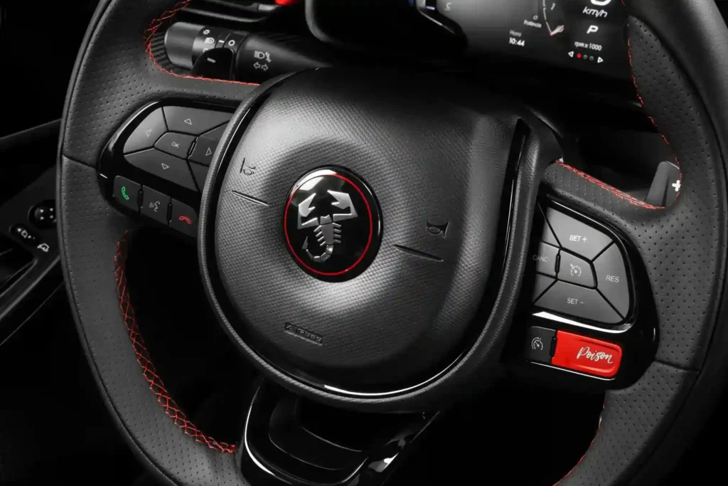 Volante com logo Fiat Abarth destacando acabamento esportivo premium