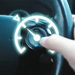 Piloto automático em carro moderno, com botão de controle no volante para manter velocidade constante na estrada.