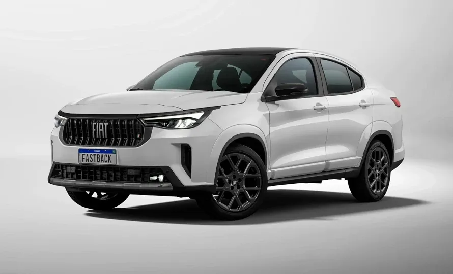 Fiat Fastback branco em estúdio, modelo equipado com piloto automático, destacando conforto e tecnologia ao dirigir.