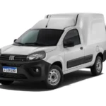 Fiat Fiorino 2026 branca em vista frontal lateral com design utilitário compacto