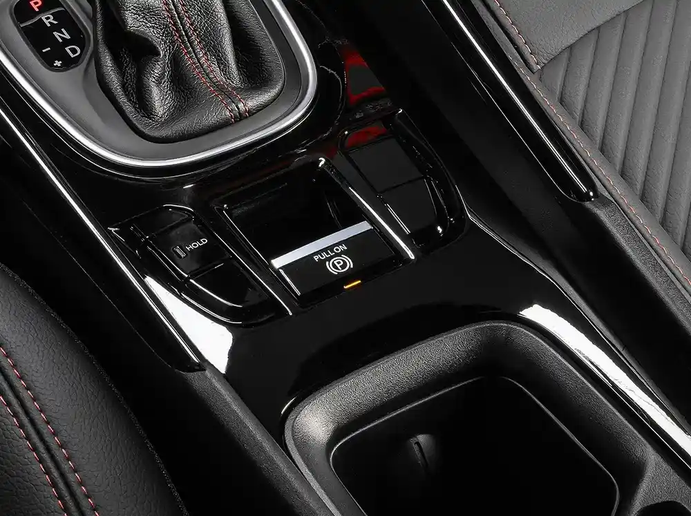 Console central Abarth com botão auto hold e acabamento interno esportivo