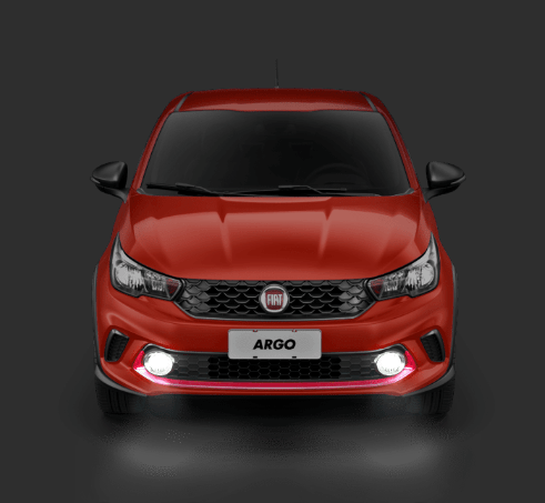 Carro vermelho equipado com farol de neblina aceso em destaque frontal