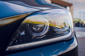 Tipo de farol de carro com iluminação moderna em detalhe na parte frontal do veículo.