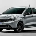 Carro 1.0 moderno visto de três quartos dianteiro em fundo neutro