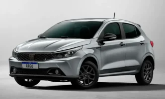 Carro 1.0 moderno visto de três quartos dianteiro em fundo neutro