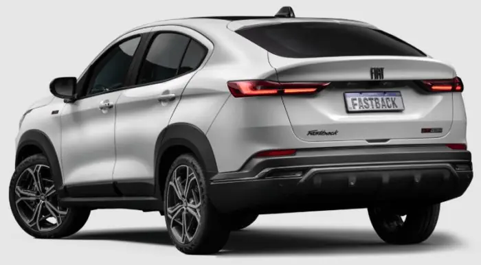 Fiat Fastback 1.0 prata visto de três quartos traseiro com design coupè esportivo