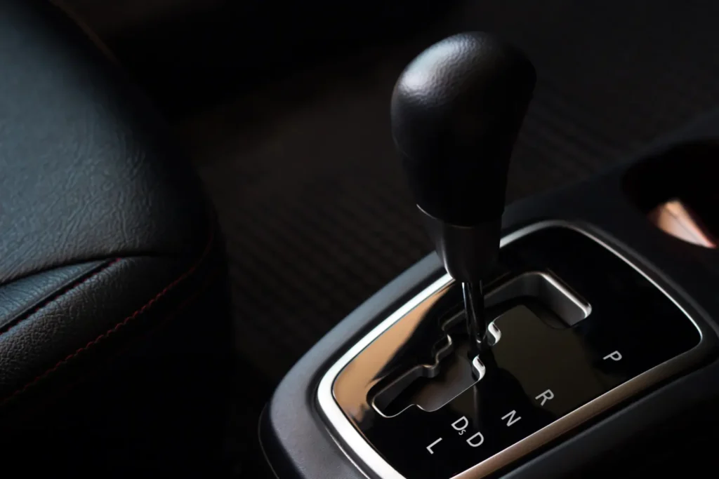 Marcha de carro automático com alavanca de câmbio mostrando posições P R N D em console central