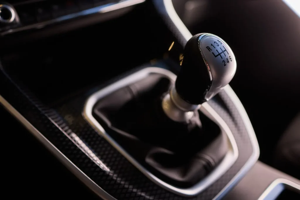 Marcha de carro manual com alavanca de câmbio de seis velocidades e ré em console interno do veiculo