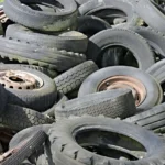 Pilha de pneus velhos e desgastados que podem gerar multa por pneu careca