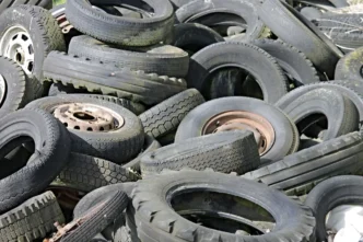 Pilha de pneus velhos e desgastados que podem gerar multa por pneu careca