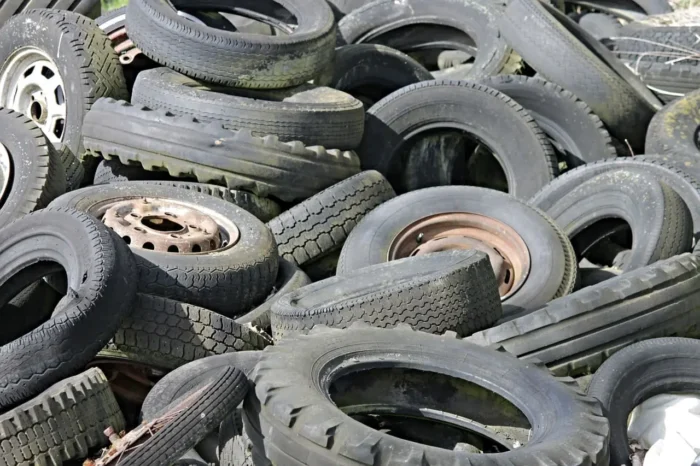 Pilha de pneus velhos e desgastados que podem gerar multa por pneu careca