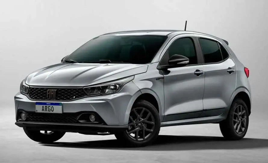 Fiat Argo Fiat Argo prata com rodas de liga leve escuras visto de três quartos dianteiro em estúdio fotográfico
