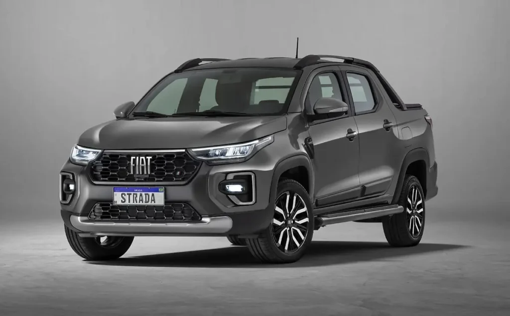 Fiat Strada Fiat Strada cinza cabine dupla com rodas de liga leve bicolor visto de três quartos dianteiro em estúdio