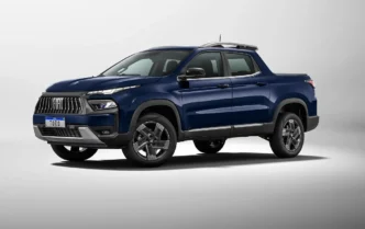 Fiat Toro equipada com sistema MHEV em estúdio fotográfico